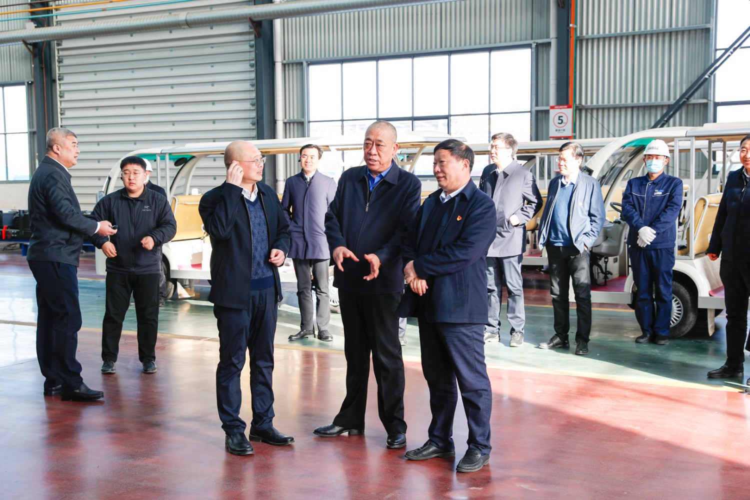  新鄉(xiāng)市長王登喜率重點(diǎn)項目觀摩組蒞臨公司智能產(chǎn)業(yè)園調(diào)研